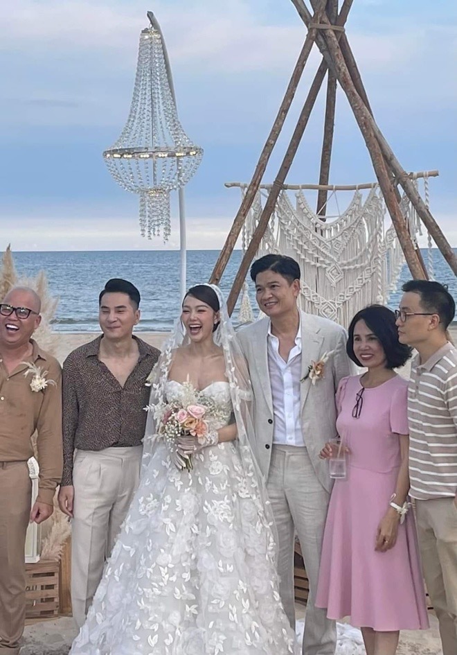     Minh Hằng rạng rỡ trong ngày theo chồng về dinh. (Ảnh: FB Afamilyshowbiz) - Tin sao Viet - Tin tuc sao Viet - Scandal sao Viet - Tin tuc cua Sao - Tin cua Sao