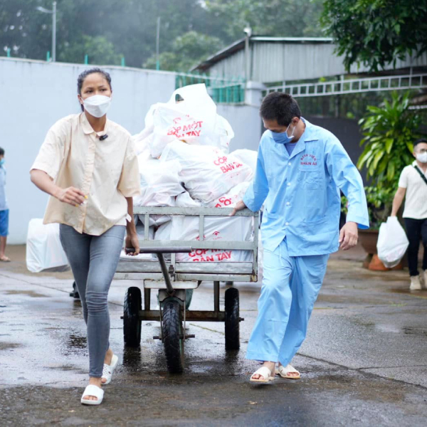  Hình ảnh giản dị, năng nổ này của cô nhận được nhiều lời khen của khán giả. (Ảnh: FB H'Hen Niê) - Tin sao Viet - Tin tuc sao Viet - Scandal sao Viet - Tin tuc cua Sao - Tin cua Sao