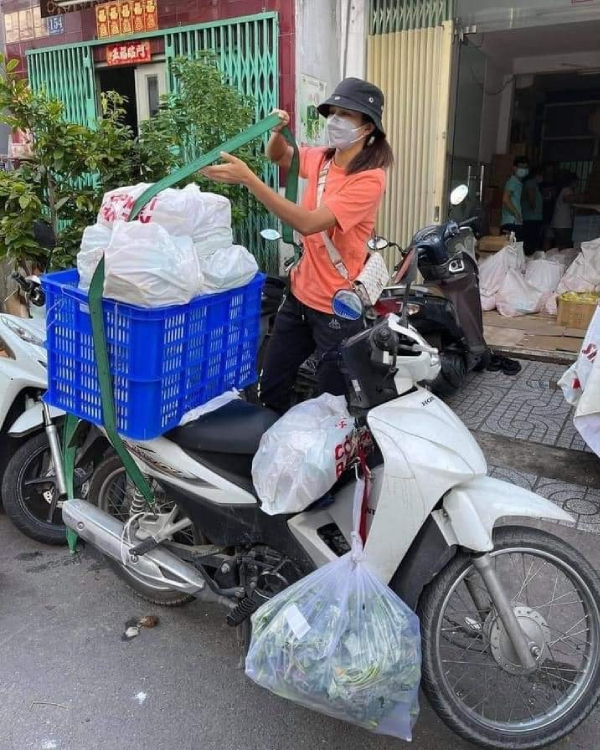  Cô cũng tự tay mang vác những vật nặng trong hoạt động thiện nguyện. (Ảnh: FB H'Hen Niê) - Tin sao Viet - Tin tuc sao Viet - Scandal sao Viet - Tin tuc cua Sao - Tin cua Sao