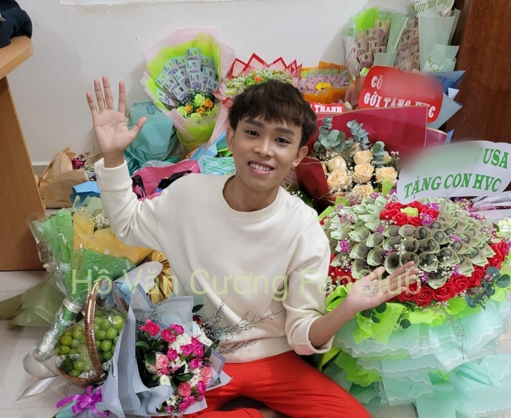  Hồ Văn Cường hạnh phúc khoe những món quà khủng do fan tặng. (Ảnh: FC Hồ Văn Cường) - Tin sao Viet - Tin tuc sao Viet - Scandal sao Viet - Tin tuc cua Sao - Tin cua Sao