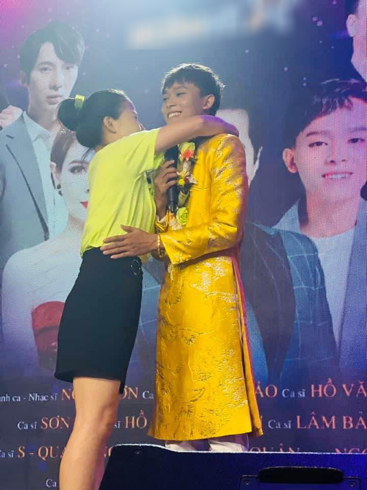  Khán giả bước lên cả sân khấu để tặng quà cho Hồ Văn Cường. (Ảnh: FC Hồ Văn Cường) - Tin sao Viet - Tin tuc sao Viet - Scandal sao Viet - Tin tuc cua Sao - Tin cua Sao