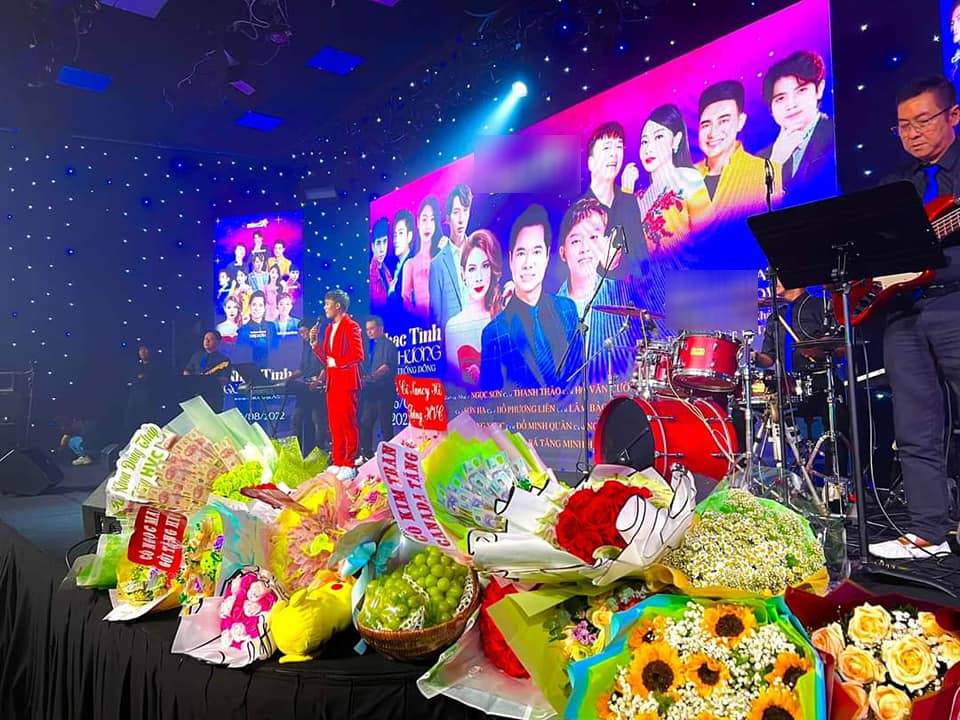  FC chuẩn bị nhiều hoa tươi và "hoa tiền" để tặng anh. (Ảnh: FC Hồ Văn Cường) - Tin sao Viet - Tin tuc sao Viet - Scandal sao Viet - Tin tuc cua Sao - Tin cua Sao