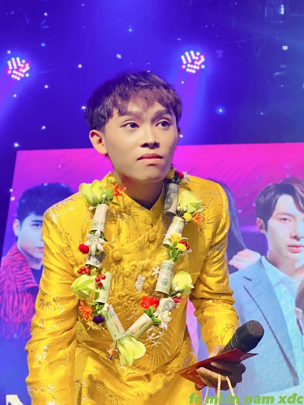  Vòng hoa đeo trên cổ của anh cũng được kết từ những tờ tiền. (Ảnh: FC Hồ Văn Cường) - Tin sao Viet - Tin tuc sao Viet - Scandal sao Viet - Tin tuc cua Sao - Tin cua Sao