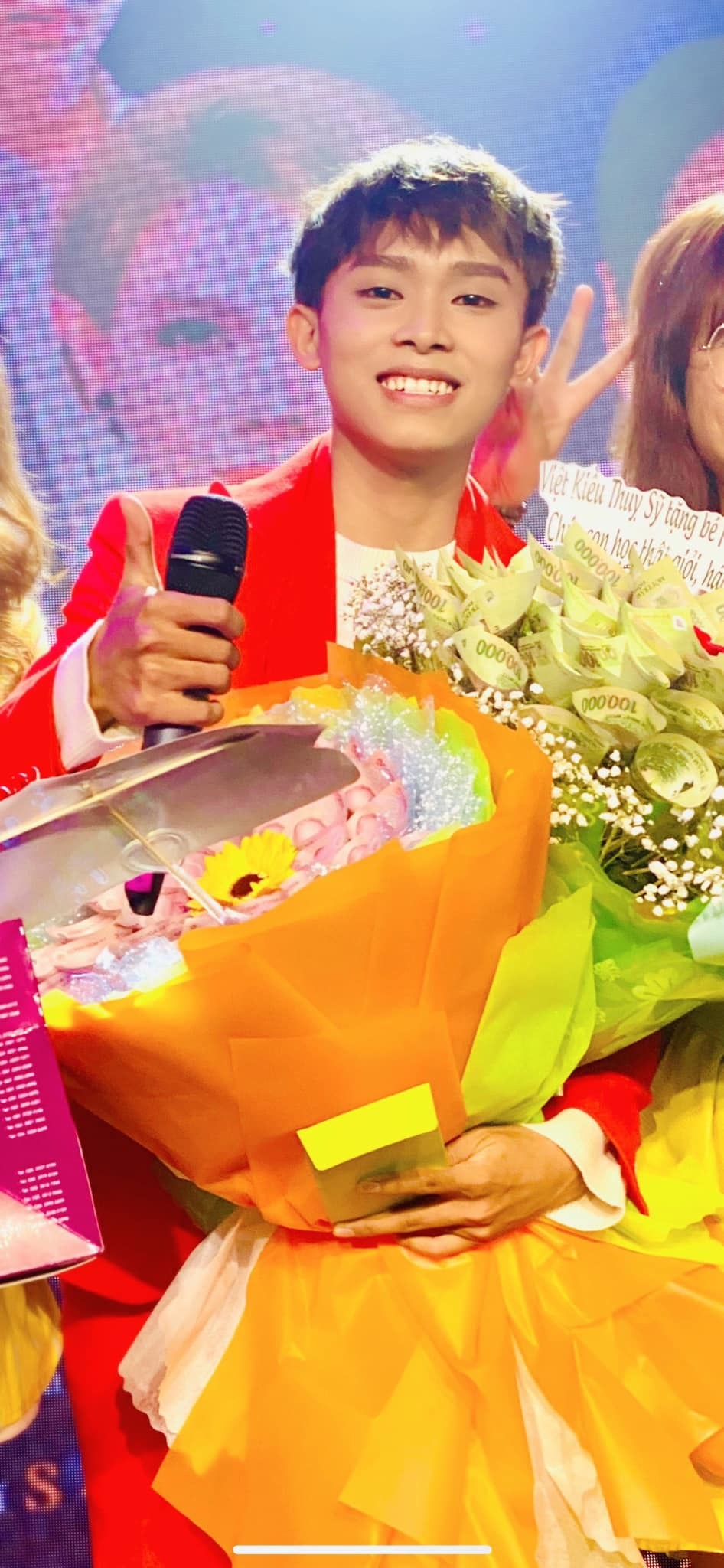  Nam ca sĩ đang ôm bó "hoa tiền" do 1 fan Việt kiều ở Thụy Sĩ gửi tặng. (Ảnh: FC Hồ Văn Cường) - Tin sao Viet - Tin tuc sao Viet - Scandal sao Viet - Tin tuc cua Sao - Tin cua Sao