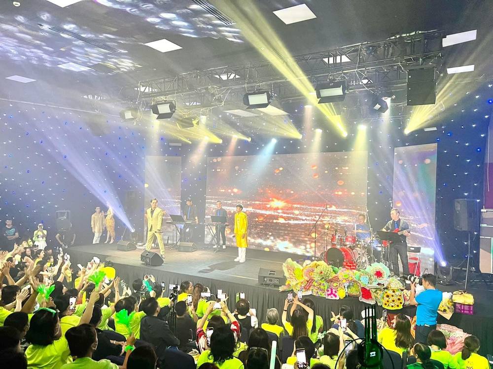  Đông đảo khán giả đến cổ vũ cho nam ca sĩ trẻ. (Ảnh: FC Hồ Văn Cường) - Tin sao Viet - Tin tuc sao Viet - Scandal sao Viet - Tin tuc cua Sao - Tin cua Sao