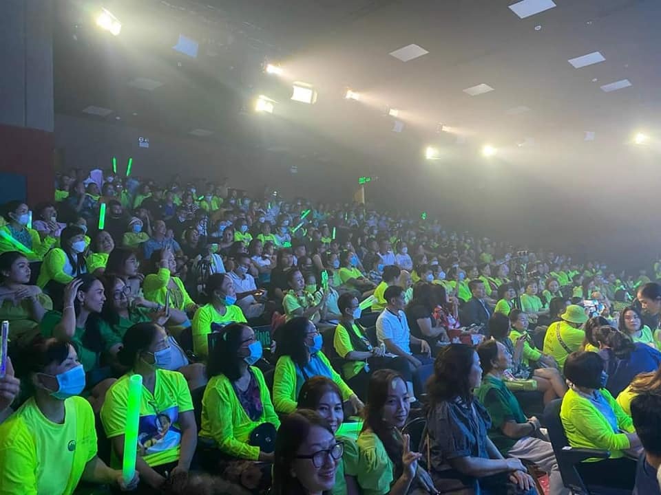  Người hâm mộ Hồ Văn Cường diện áo FC màu xanh, ngồi kín cả khán đài. (Ảnh: FC Hồ Văn Cường) - Tin sao Viet - Tin tuc sao Viet - Scandal sao Viet - Tin tuc cua Sao - Tin cua Sao