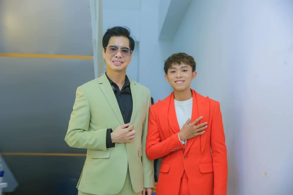  Con nuôi Phi Nhung đi diễn cùng danh ca Ngọc Sơn. (Ảnh: FC Hồ Văn Cường) - Tin sao Viet - Tin tuc sao Viet - Scandal sao Viet - Tin tuc cua Sao - Tin cua Sao