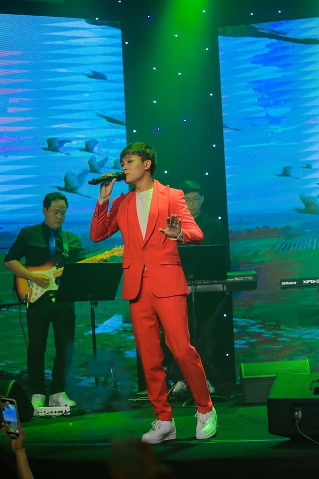  Hồ Văn Cường vẫn tỏa sáng trên sân khấu âm nhạc với giọng hát ngọt ngào. (Ảnh: FC Hồ Văn Cường) - Tin sao Viet - Tin tuc sao Viet - Scandal sao Viet - Tin tuc cua Sao - Tin cua Sao