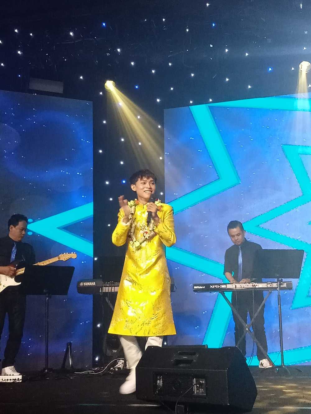  Hồ Văn Cường vẫn chăm chỉ đi diễn và có cát-xê khá khủng. (Ảnh: FC Hồ Văn Cường) - Tin sao Viet - Tin tuc sao Viet - Scandal sao Viet - Tin tuc cua Sao - Tin cua Sao