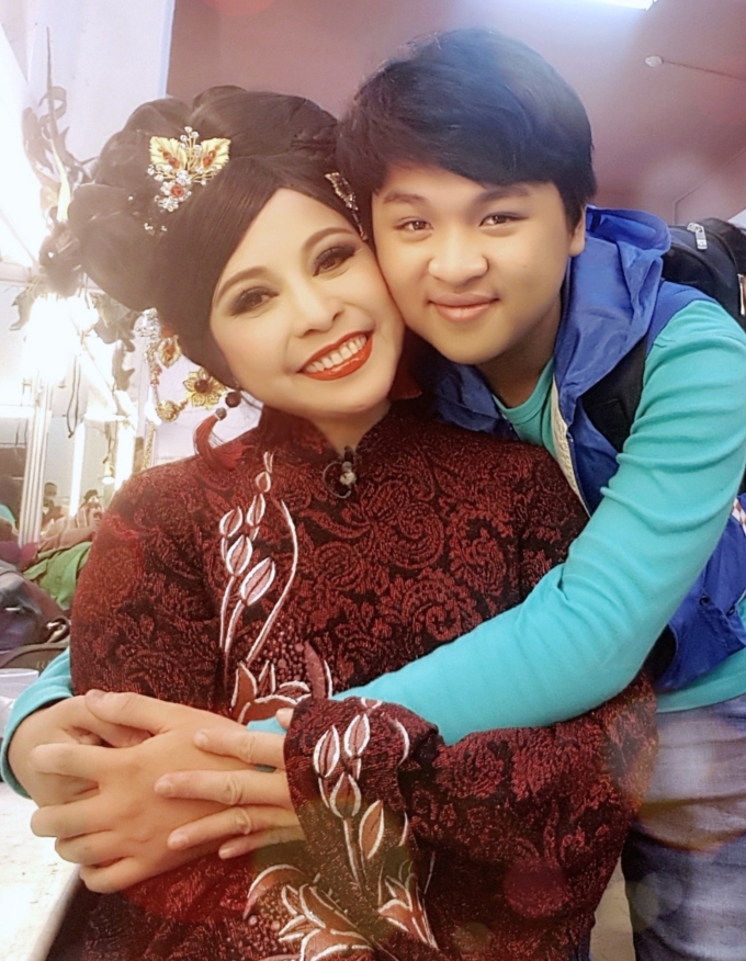    Nghệ sĩ Hương Giang và con trai. (Ảnh: Zing)