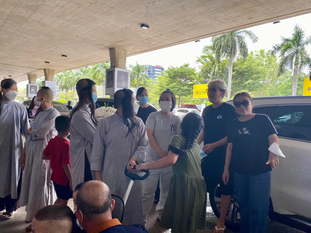  Các con nuôi đều ra đón Wendy Phạm. (Ảnh: Facebook Dziem Pham) - Tin sao Viet - Tin tuc sao Viet - Scandal sao Viet - Tin tuc cua Sao - Tin cua Sao