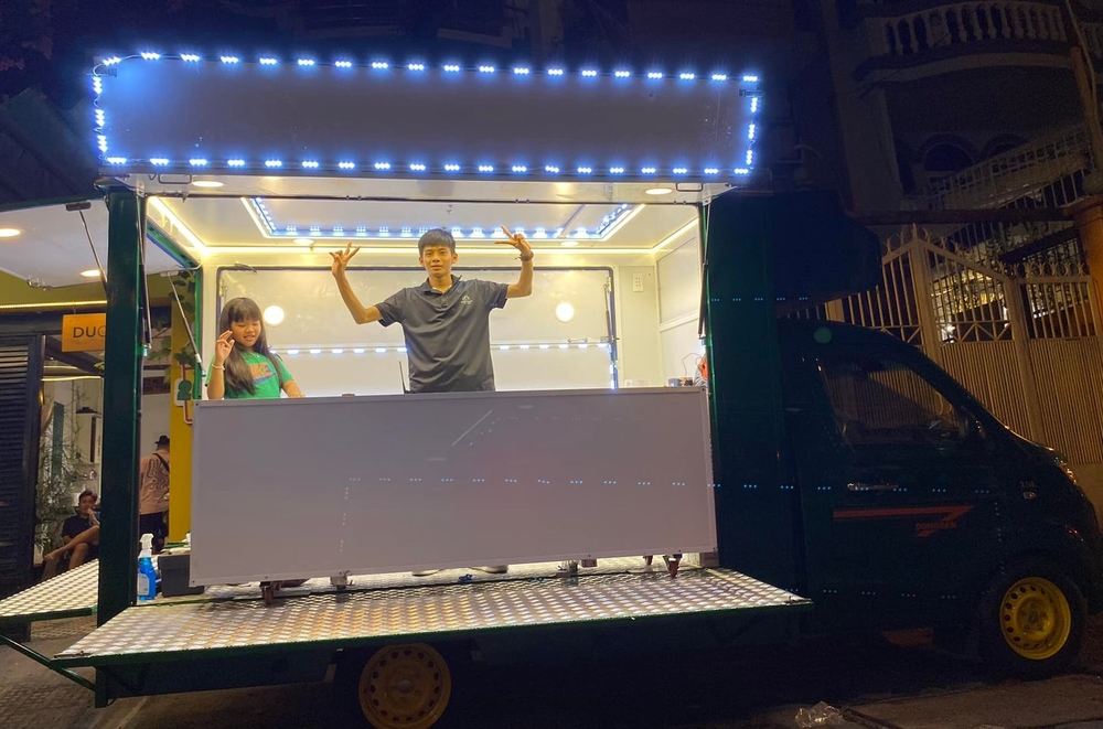  Các con chuẩn bị tươm tất cho buổi phát cơm chay. (Ảnh: Facebook Phạm Đức Hiếu) - Tin sao Viet - Tin tuc sao Viet - Scandal sao Viet - Tin tuc cua Sao - Tin cua Sao