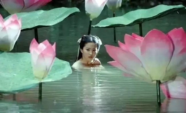  
Cảnh tắm đẹp như tranh vẽ của Lưu Diệc Phi. (Ảnh: Baidu)