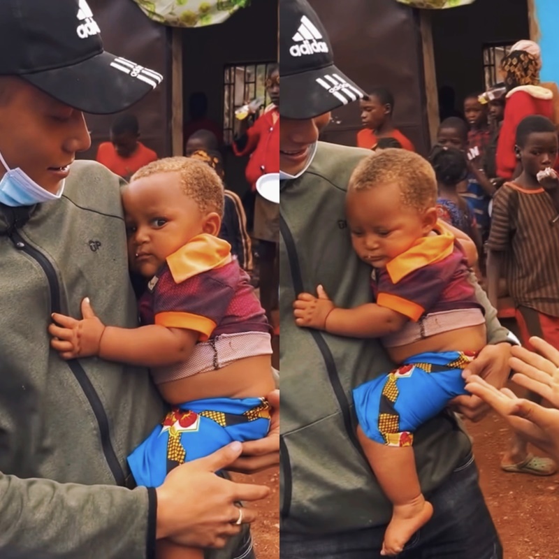  
Cậu bé quấn quýt Quang Linh, mẹ đón cũng không chịu dời. (Ảnh: Chụp màn hình YouTube Quang Linh Vlogs)