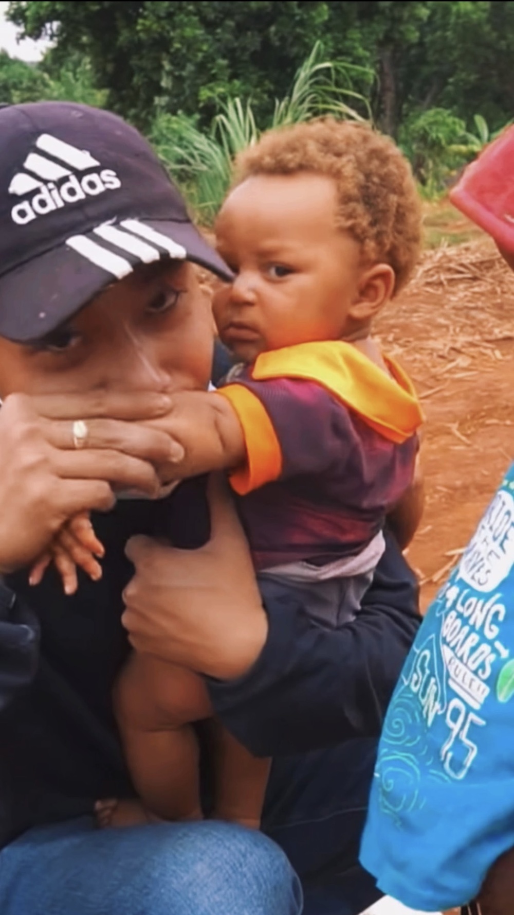  
Là con lai nên Paulo có mái tóc vàng xoăn nổi bật. (Ảnh: Chụp màn hình YouTube Quang Linh Vlogs)