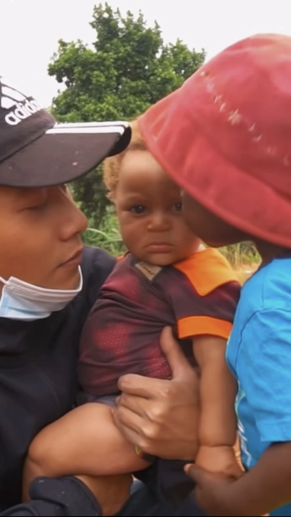  
Lôi Con tình cảm thơm má cậu em đáng yêu. (Ảnh: Chụp màn hình YouTube Quang Linh Vlogs)