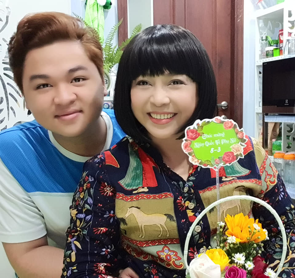    Con trai cô rất gần gũi, yêu thương mẹ. (Ảnh: Ngôi Sao)