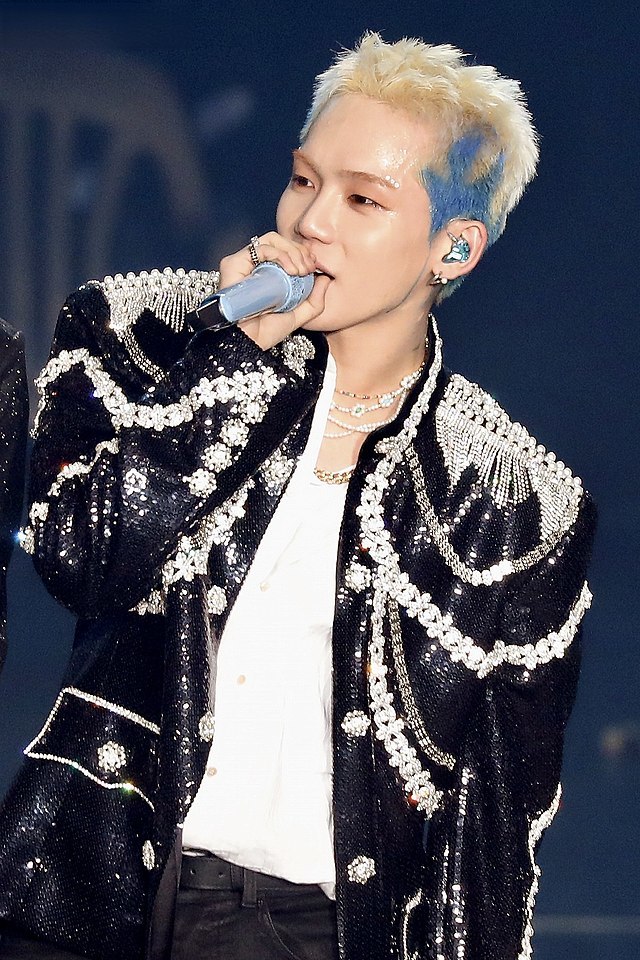    Nam idol từng nhiều lần nhuộm màu tóc táo bạo. (Ảnh: Pinterest)