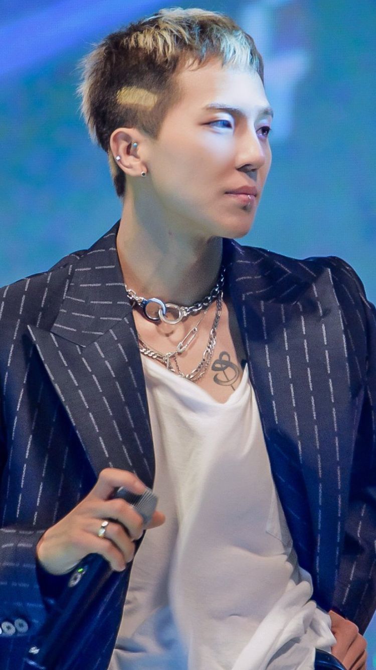    Mino từng gây sốt với mái tóc nhuộm lởm chởm. (Ảnh: Pinterest)