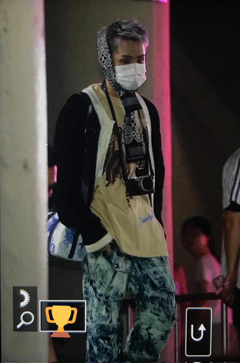    Phong cách thời trang độc lạ của Hyunsuk. (Twitter @forchill421)