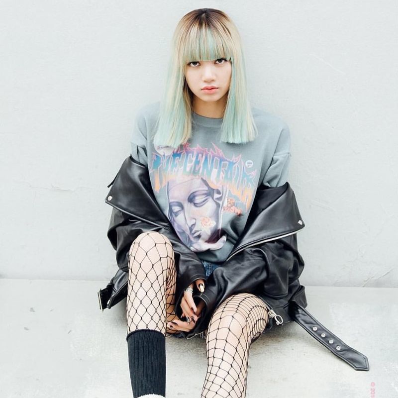    Lisa nhuộm tóc xanh pastel trong đợt quảng bá Stay. (Ảnh: YG Entertainment)