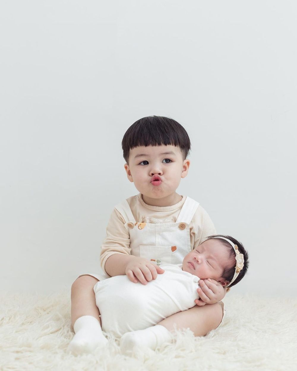    Hai thiên thần đáng yêu của gia đình Joyce Phạm - Tâm Nguyễn. (Ảnh: IG joyce.pham1106)