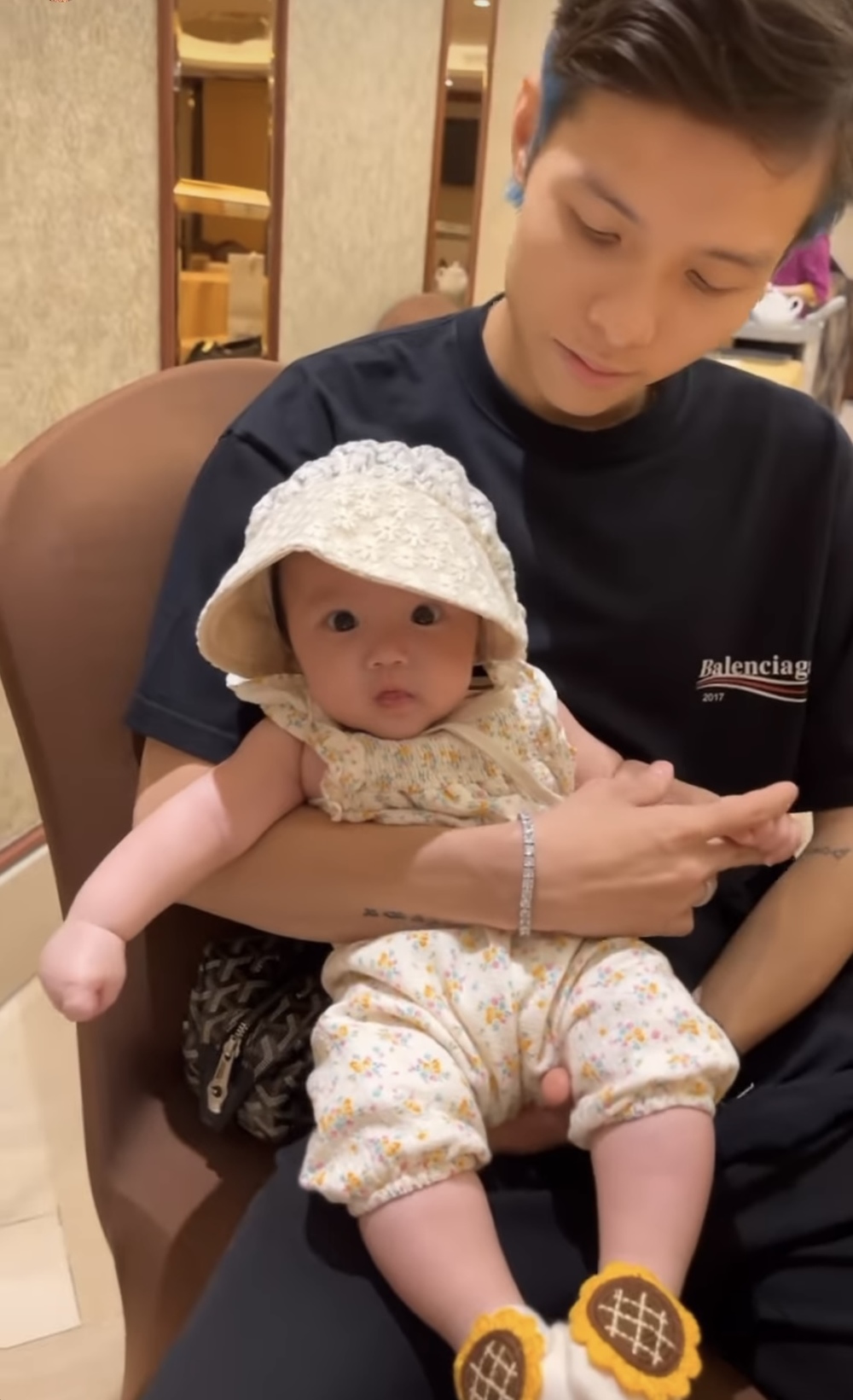    Tâm Nguyễn có nhiều kinh nghiệm trông em bé dù mới 25 tuổi. (Ảnh: IG joyce.pham1106)