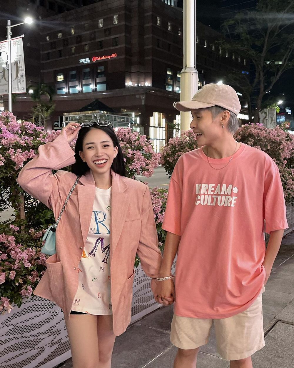    Dù đang là ông bố bà mẹ bỉm sữa, cặp đôi vẫn không ngần ngại thể hiện tình cảm trước nhiều người. (Ảnh: IG joyce.pham1106)