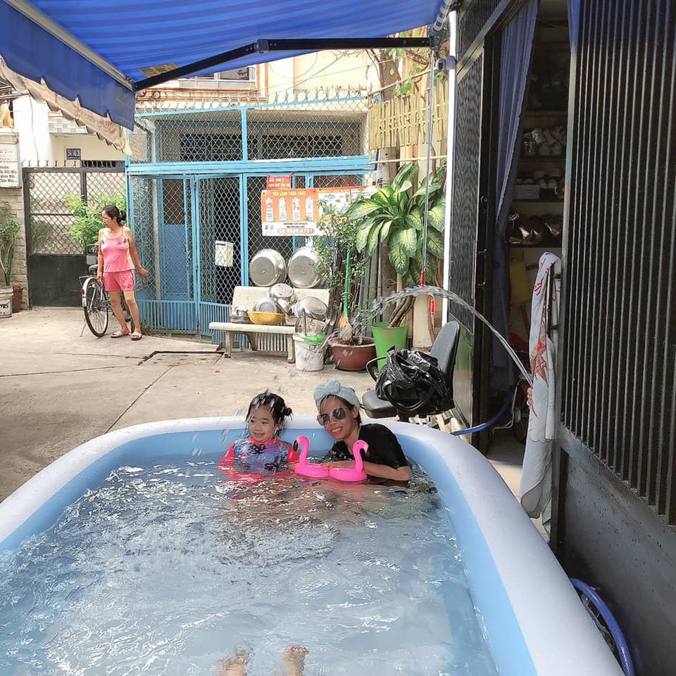  
Bảo mẫu chuẩn bị bể bơi trong nhà cho nhóc tì khi không thể ra ngoài giải trí. (Ảnh: Facebook M.C) - Tin sao Viet - Tin tuc sao Viet - Scandal sao Viet - Tin tuc cua Sao - Tin cua Sao