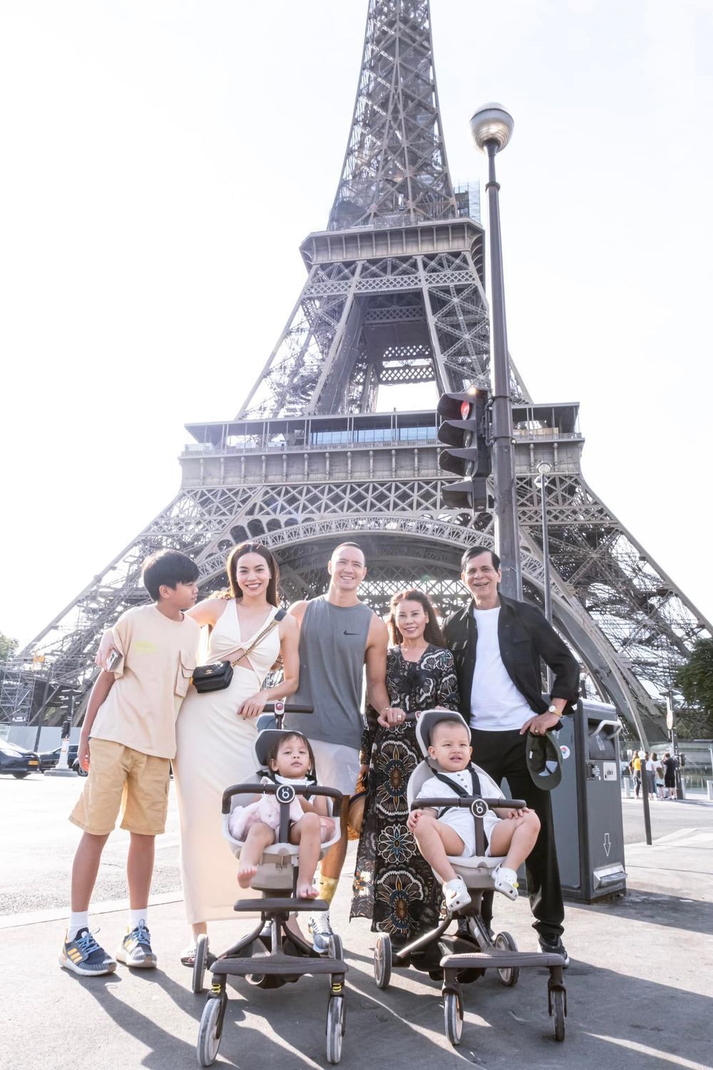 
Gia đình nữ ca sĩ chụp ảnh kỷ niệm tại Paris, Pháp. (Ảnh: Instagram @henrylisaleon) - Tin sao Viet - Tin tuc sao Viet - Scandal sao Viet - Tin tuc cua Sao - Tin cua Sao