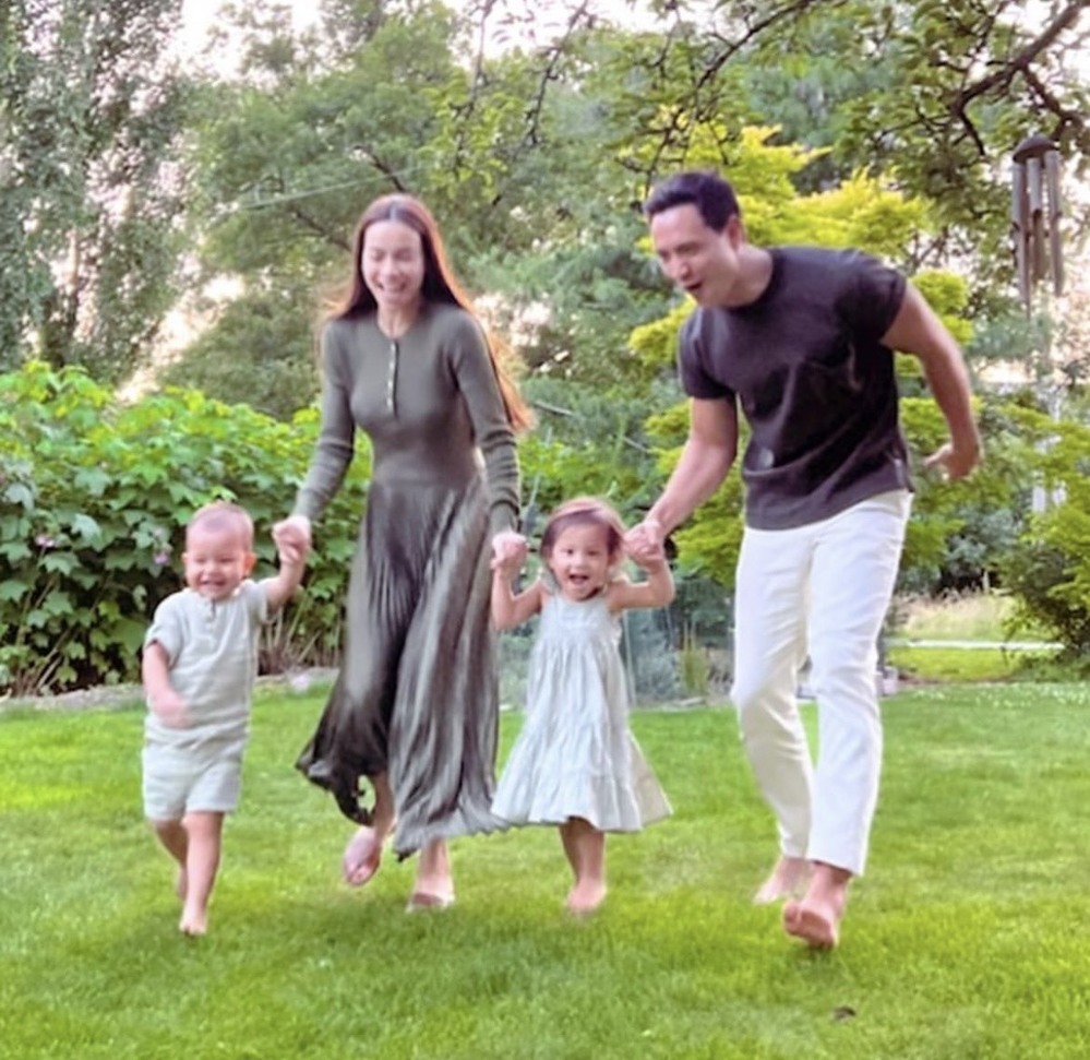  
Khung ảnh hạnh phúc của gia đình Hà Hồ tại Thụy Điển. (Ảnh: Instagram @henrylisaleon) - Tin sao Viet - Tin tuc sao Viet - Scandal sao Viet - Tin tuc cua Sao - Tin cua Sao