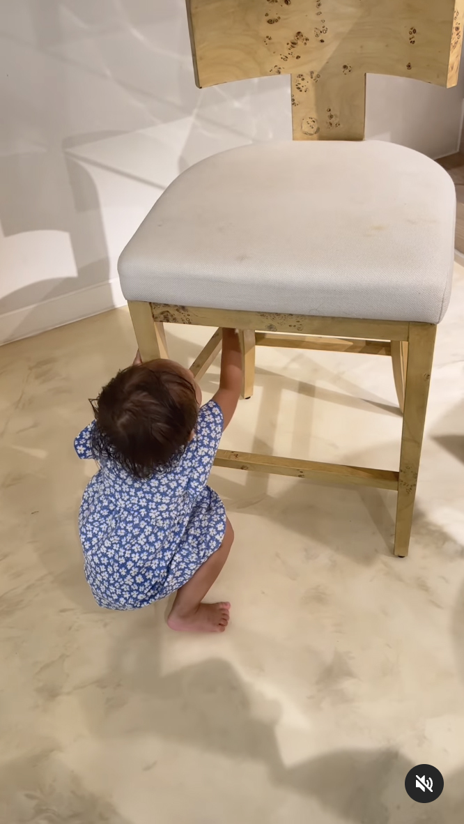  
Cô bé rất tích cực lau chùi chiếc ghế cho sạch sẽ. (Ảnh: Instagram @henrylisaleon) - Tin sao Viet - Tin tuc sao Viet - Scandal sao Viet - Tin tuc cua Sao - Tin cua Sao