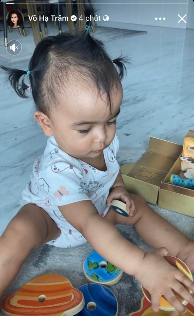    Nữ ca sĩ cột tóc hai chùm cho ái nữ.  - Tin sao Viet - Tin tuc sao Viet - Scandal sao Viet - Tin tuc cua Sao - Tin cua Sao