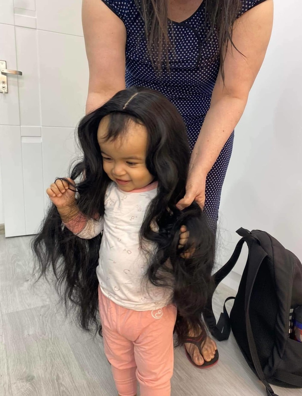    Đội tóc giả dài gần chạm gót cho con.  - Tin sao Viet - Tin tuc sao Viet - Scandal sao Viet - Tin tuc cua Sao - Tin cua Sao