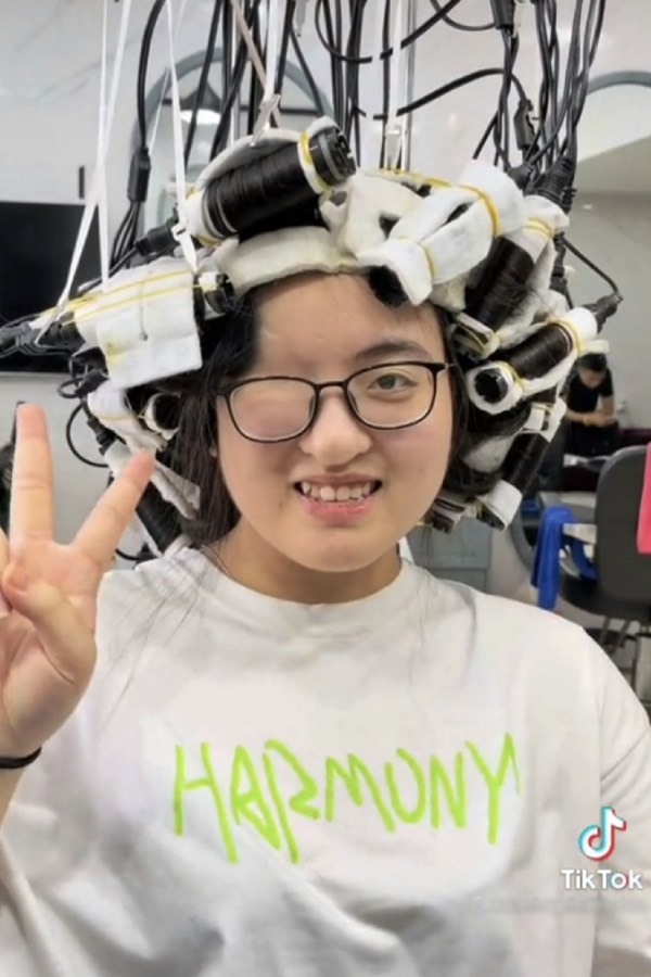    Cô bé rất vui vì sắp có một mái tóc mới. (Ảnh: Chụp màn hình TikTok X.H)