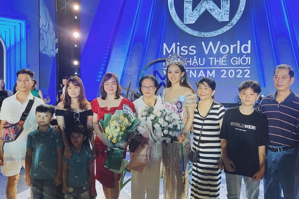  
Gia đình Mai Phương tại vòng chung kết Miss World Vietnam 2022. (Ảnh: Thanh niên) - Tin sao Viet - Tin tuc sao Viet - Scandal sao Viet - Tin tuc cua Sao - Tin cua Sao