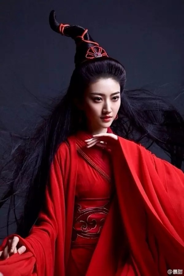    Cũng may gương mặt xinh đẹp đã "cứu cánh" được kiểu tóc kỳ dị. (Ảnh: Weibo)