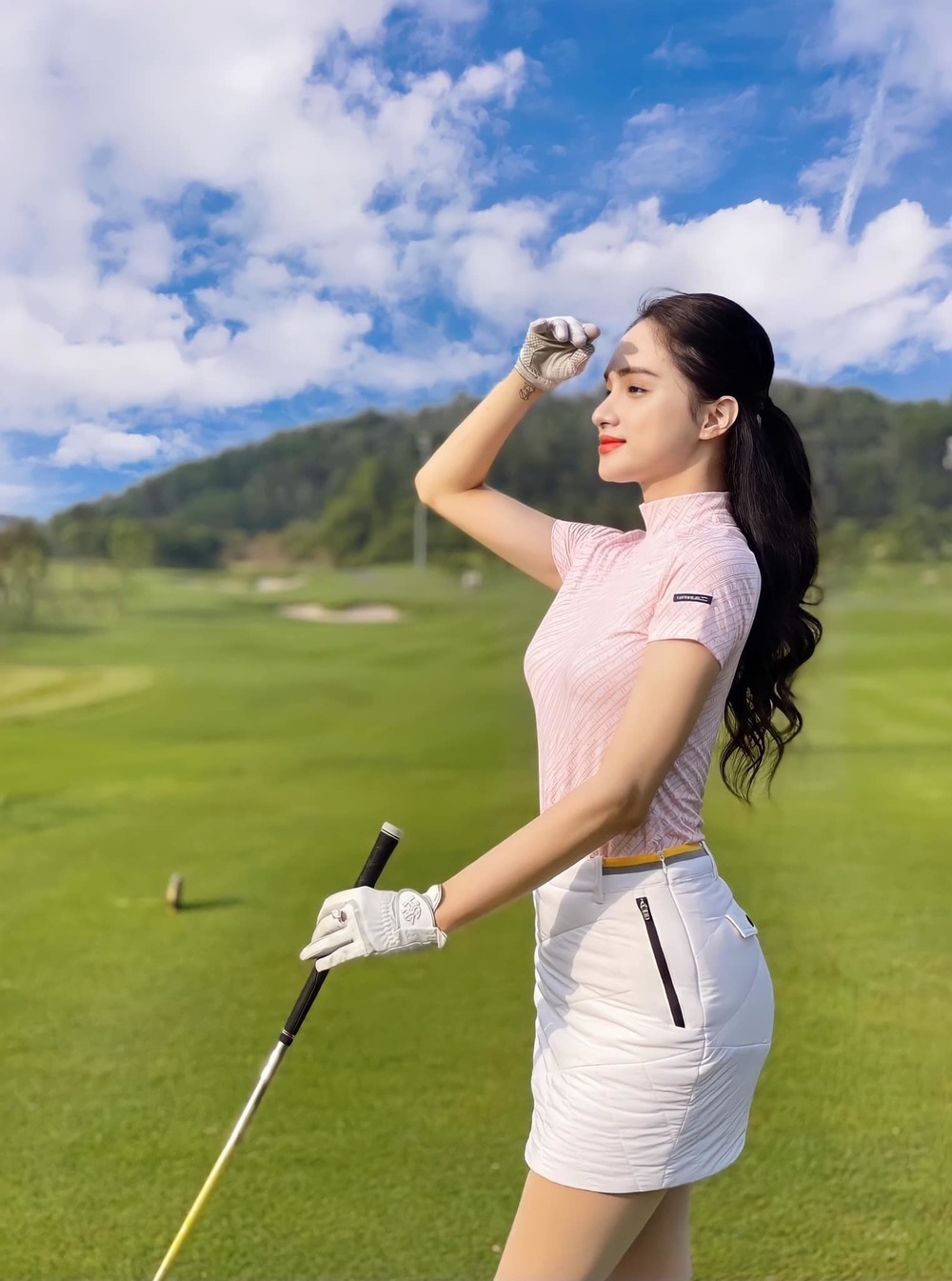  
Hương Giang cũng là một tay golf cừ khôi trong hội chị em chơi golf. (Ảnh: Facebook Hương Giang)