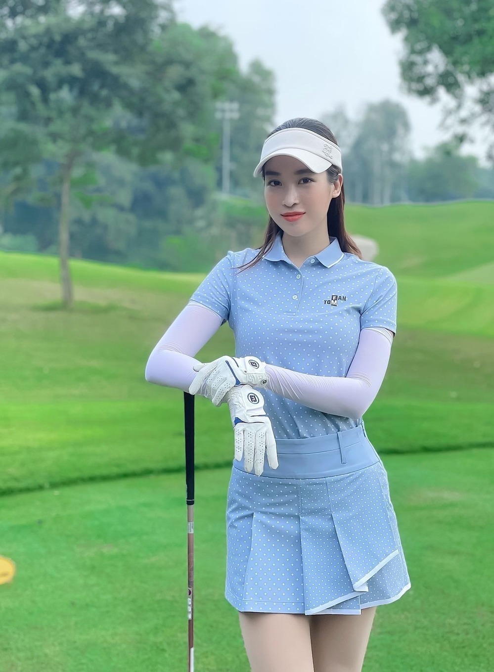  
Hoa hậu Đỗ Mỹ Linh cũng nhập hội chơi golf đình đám. (Ảnh: Facebook Đỗ Mỹ Linh)