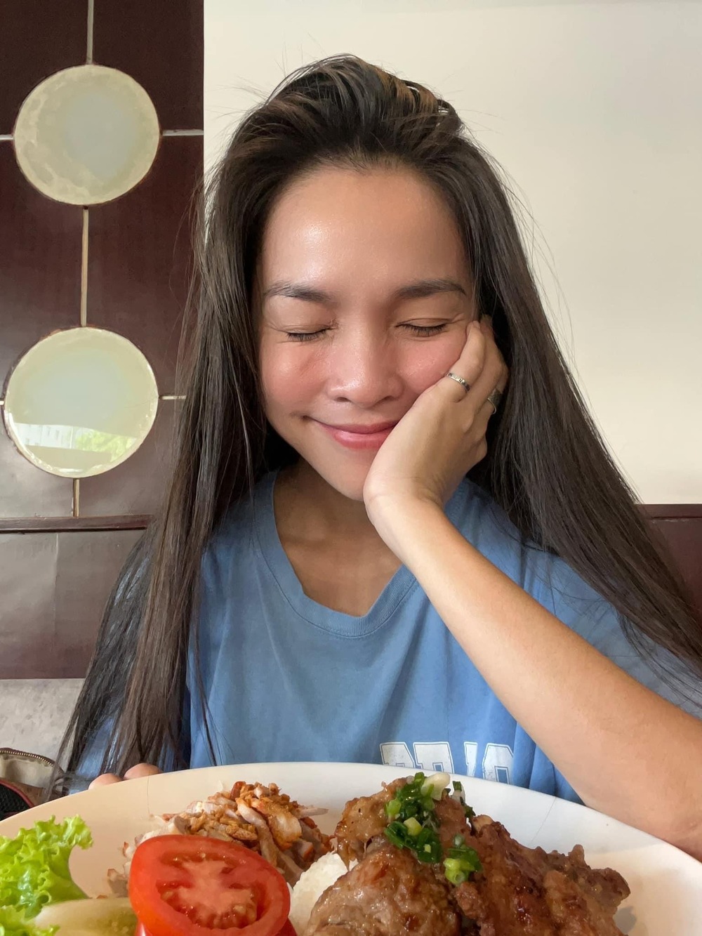    Tóc của Hiền Thục khá mỏng nhưng óng ả và suông dài. (Ảnh: FB Hien Thuc) - Tin sao Viet - Tin tuc sao Viet - Scandal sao Viet - Tin tuc cua Sao - Tin cua Sao