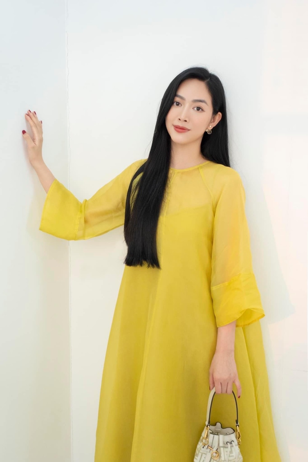    "Suối tóc" đen nhánh của Mai Thanh Hà giúp cô định hình phong cách. (Ảnh: FB Mai Thanh Hà) - Tin sao Viet - Tin tuc sao Viet - Scandal sao Viet - Tin tuc cua Sao - Tin cua Sao