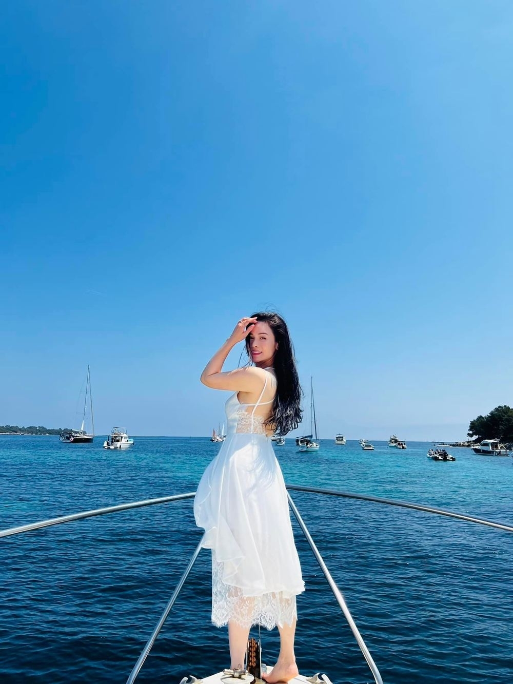  
Nữ diễn viên Tiếng Sét Trong Mưa khoe nhan sắc rạng rỡ trong chiếc váy ren khoét lưng quyến rũ. (Ảnh: FB Nhật Kim Anh)