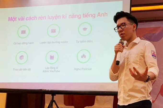  Nam sinh có niềm đam mê mãnh liệt với môn Tiếng Anh. (Ảnh: FB Khánh Tùng Lê)