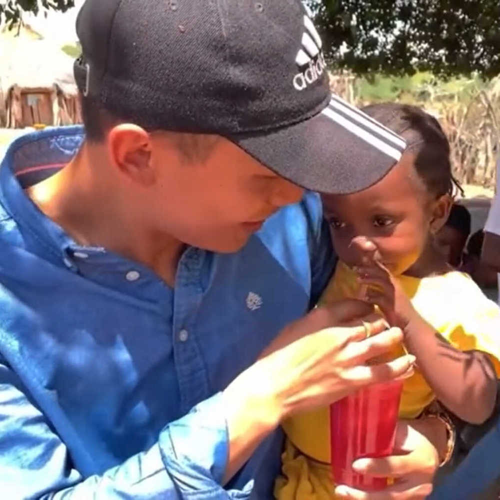  Anh chăm sóc các bé cẩn thận, tự tay đút cơm, cho uống nước. (Ảnh: Chụp màn hình video TikTok Phạm Quang Linh)