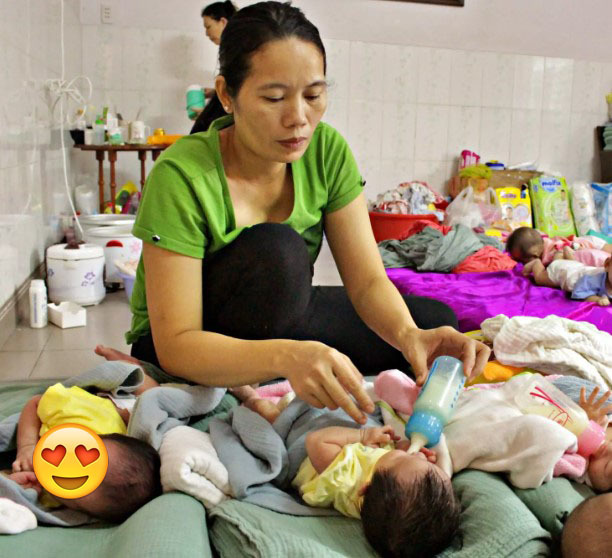  
Chị Hương thuê bảo mẫu, giáo viên đến mái ấm Hoa Hồng để chăm sóc, nuôi dạy các bé. (Ảnh: Vietnamnet)
