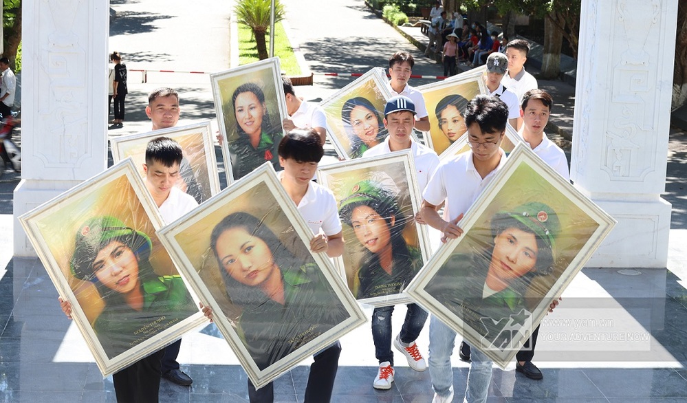  Nhóm bạn trẻ phục dựng ảnh cho 10 cô gái ở Ngã ba Đồng Lộc.