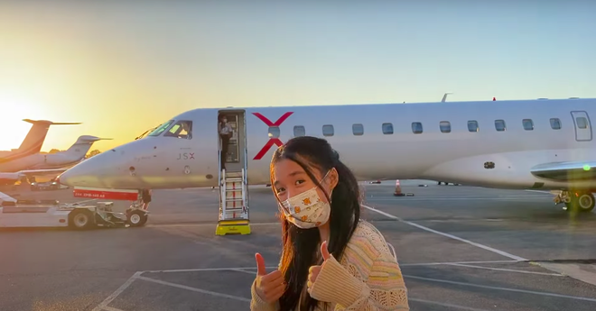  
Cô di chuyển bằng loại máy bay VIP dành cho những gia đình có điều kiện kinh tế mỗi khi đi du lịch. (Ảnh: Chụp màn hình YouTube Jenny Huynh)