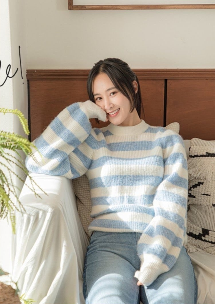  Yuri lại chọn cách phối trang phục đơn giản là áo len và quần jeans. (Ảnh: Pinterest)