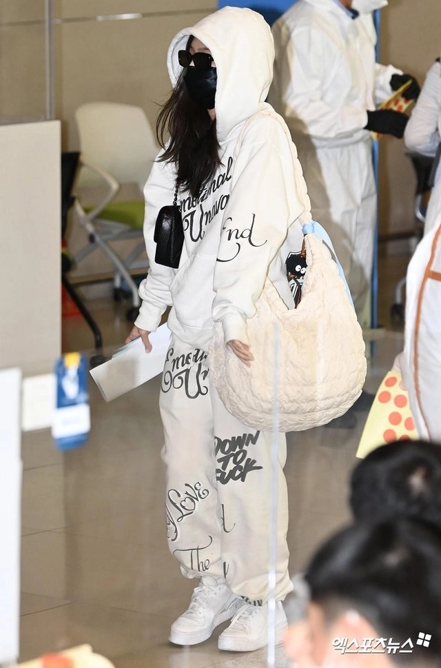  Chiếc túi to đùng màu trắng thường xuyên theo Jennie xuất ngoại. (Ảnh: Naver)