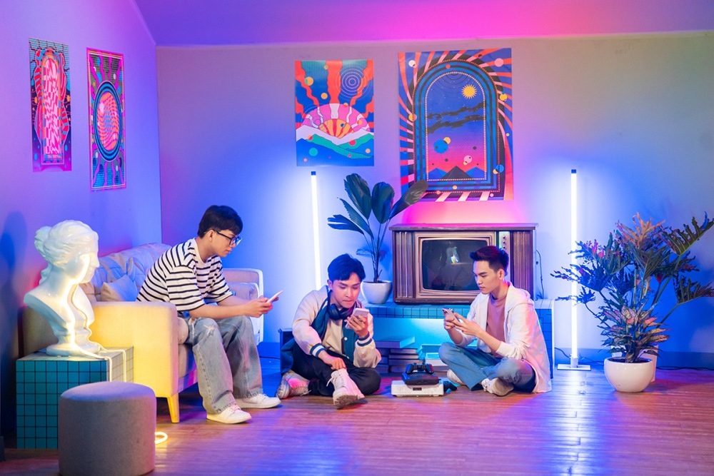 Trương Trần Anh Duy cùng các đồng nghiệp thực hiện MV màu sắc.